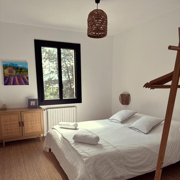 Helles Schlafzimmer des Mas des Étoiles in Lagnes mit Doppelbett und natürlicher Dekoration