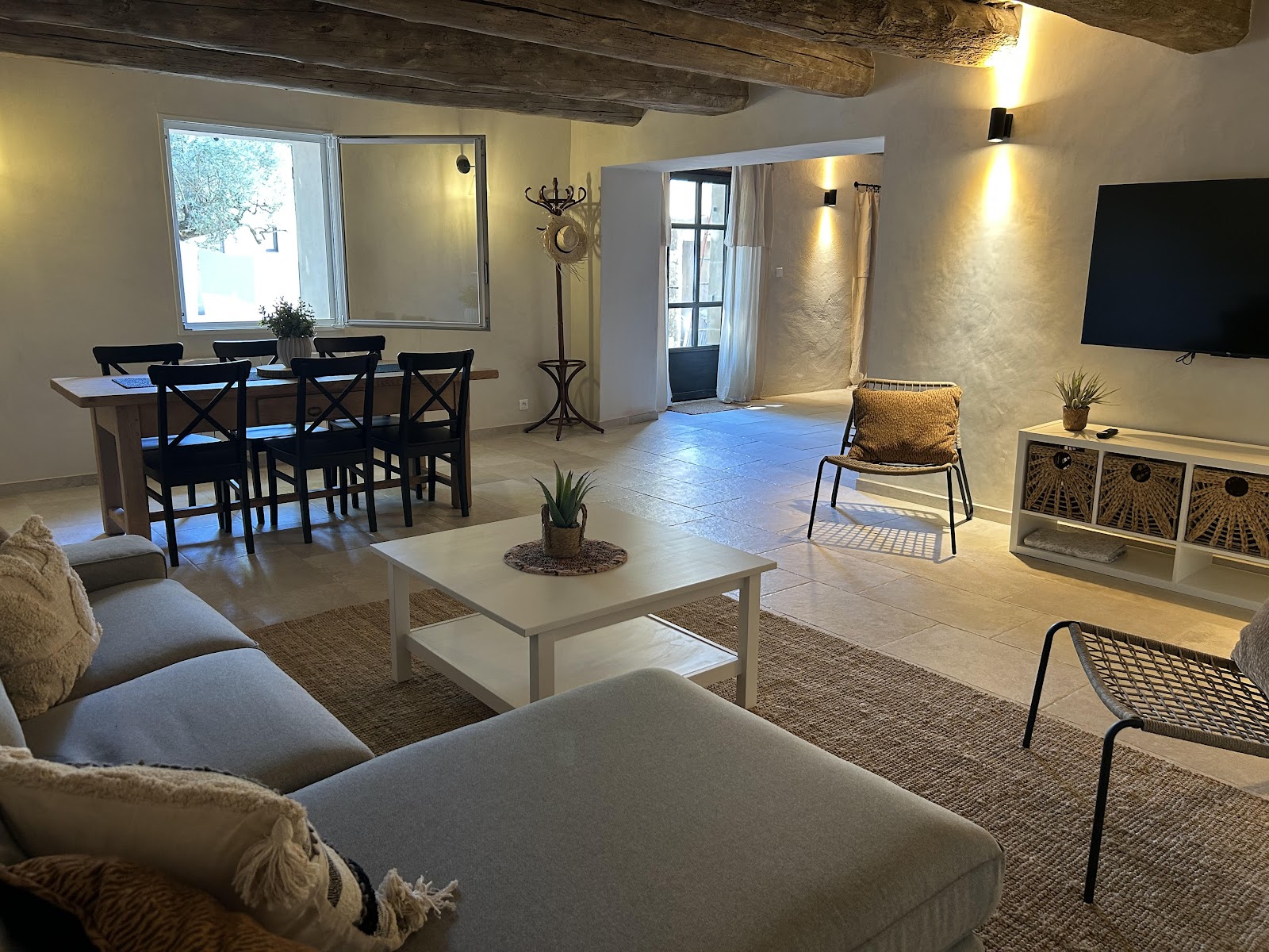 Helles großes Wohnzimmer des Jas de la Cascade in Cavaillon mit Essbereich und gemütlicher Sitzecke