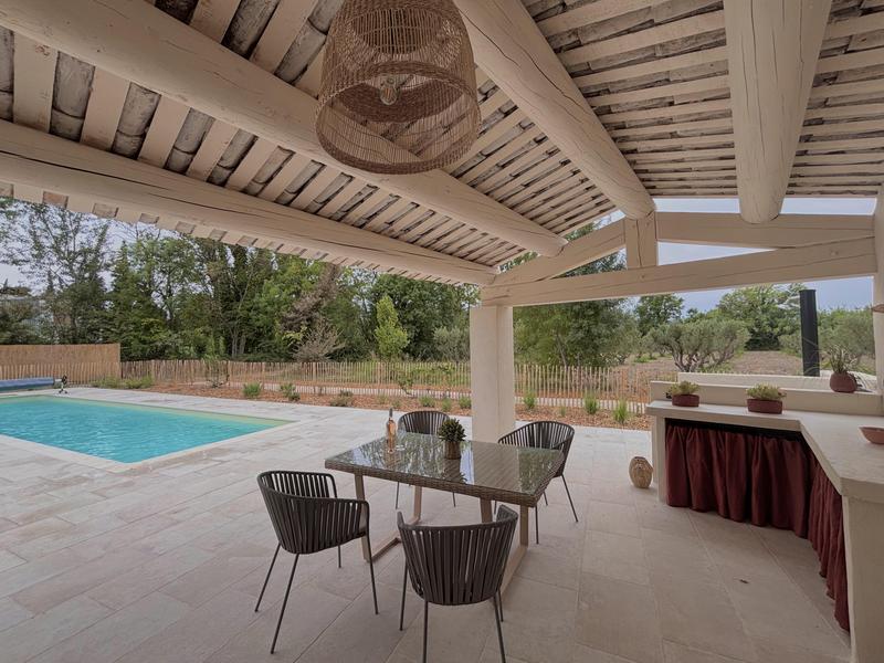 Überdachte Terrasse mit Sommerküche und Blick auf den Pool im Jas de la Cascade in Cavaillon