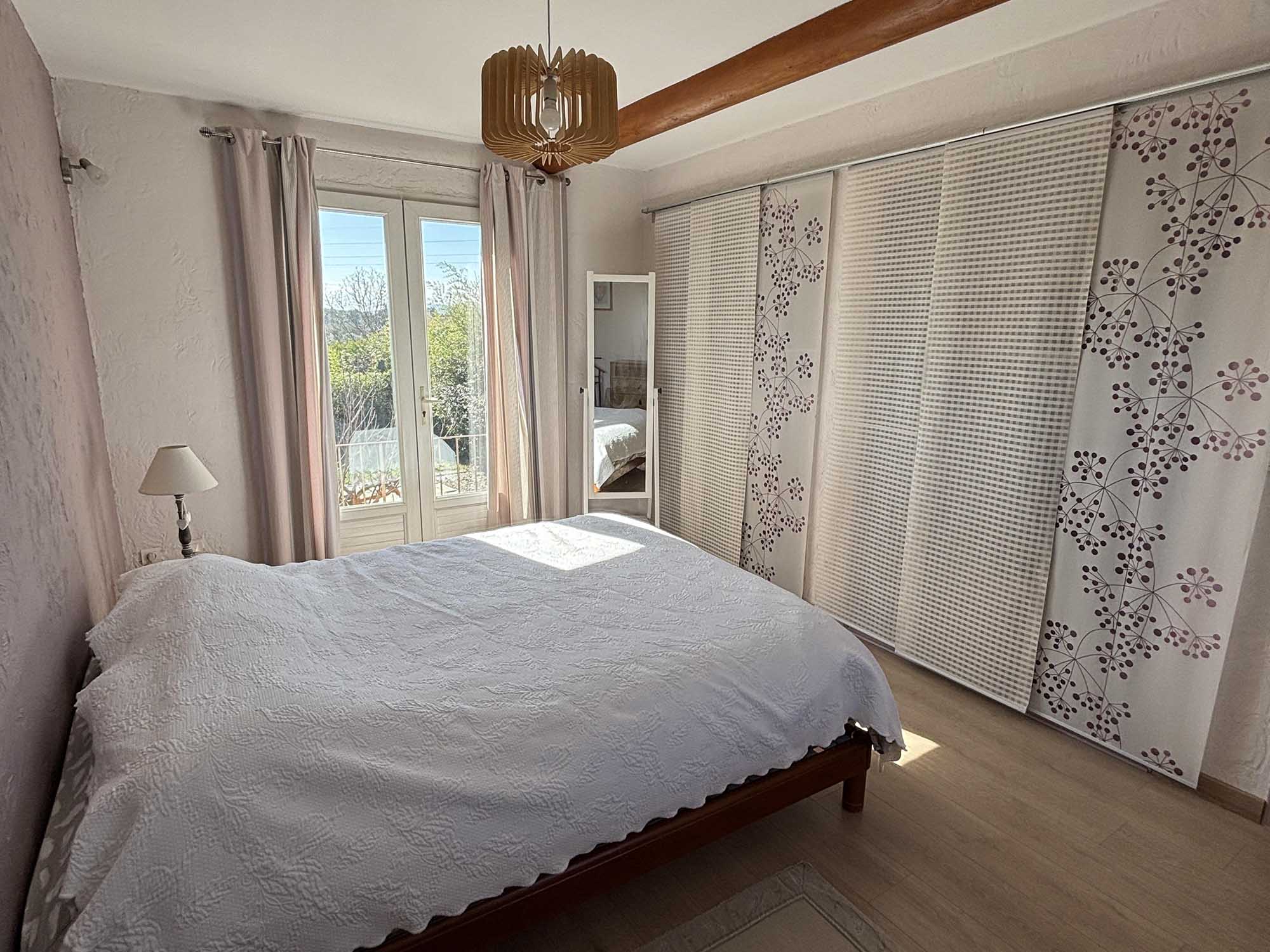 Helles Schlafzimmer des provenzalischen Mas in Cavaillon mit Doppelbett und großen Schränken