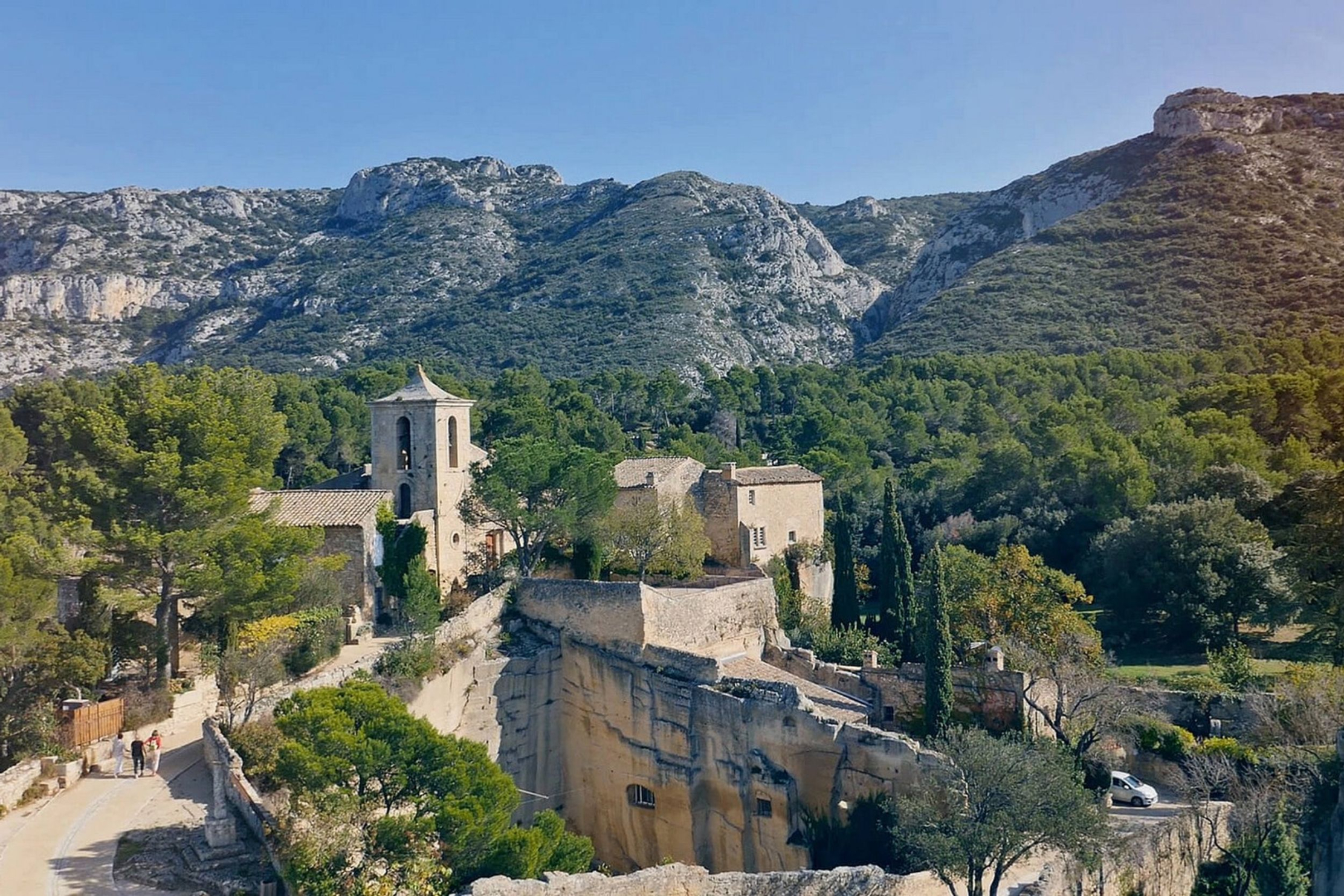 Landschaft des Luberon-Massivs bei Les Taillades in der Provence