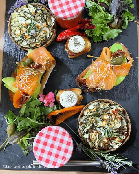 Gourmetplatte mit Gemüsetartelettes, Lachstoasts, Salat und einer Verrine, zubereitet von Les Petits Plats de Viviane