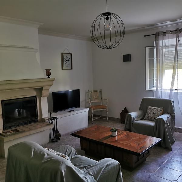 Helles Wohnzimmer mit Kamin in einem Ferienhaus in Cheval-Blanc