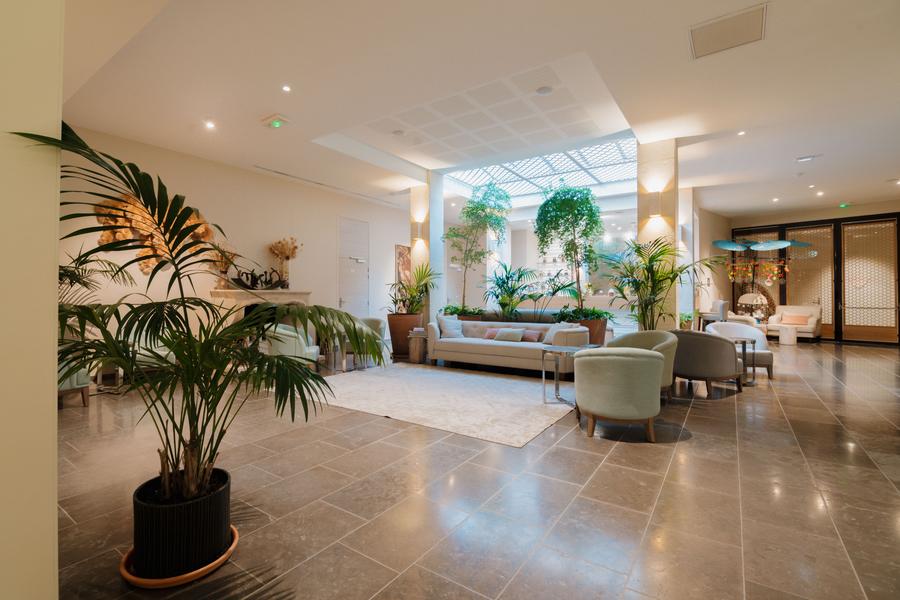 Ruhebereich im Spa Coquillade Provence mit hellem Loungebereich und Pflanzen im Luberon
