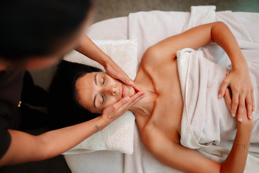 Gesichtsbehandlung im Spa Coquillade Provence für einen entspannenden Wohlfühlmoment