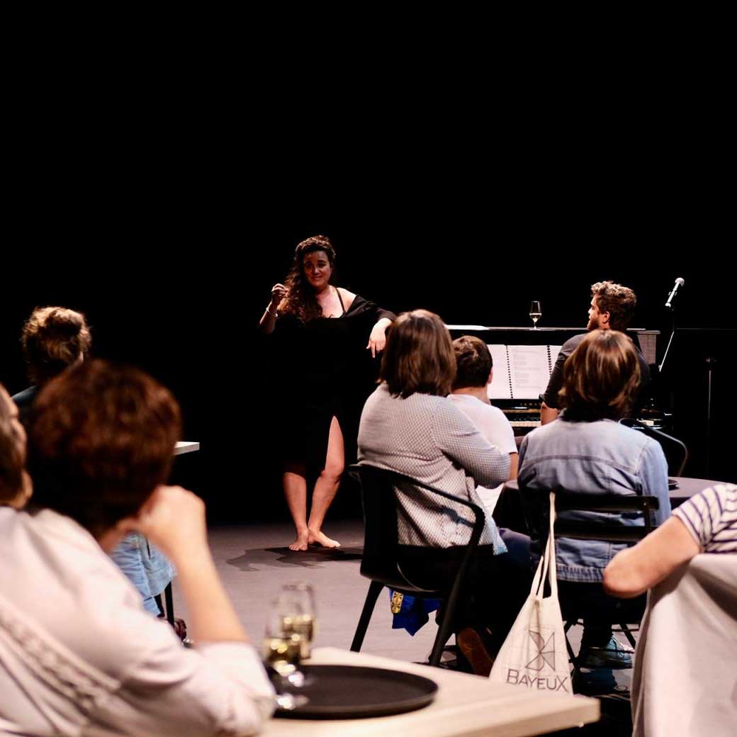 Aufführung Ein Glas für sich beim Festival Confit! Eine Pianistin allein auf der Bühne teilt ein Weinritual mit dem Publikum, zwischen Theater, Musik und Verkostung.