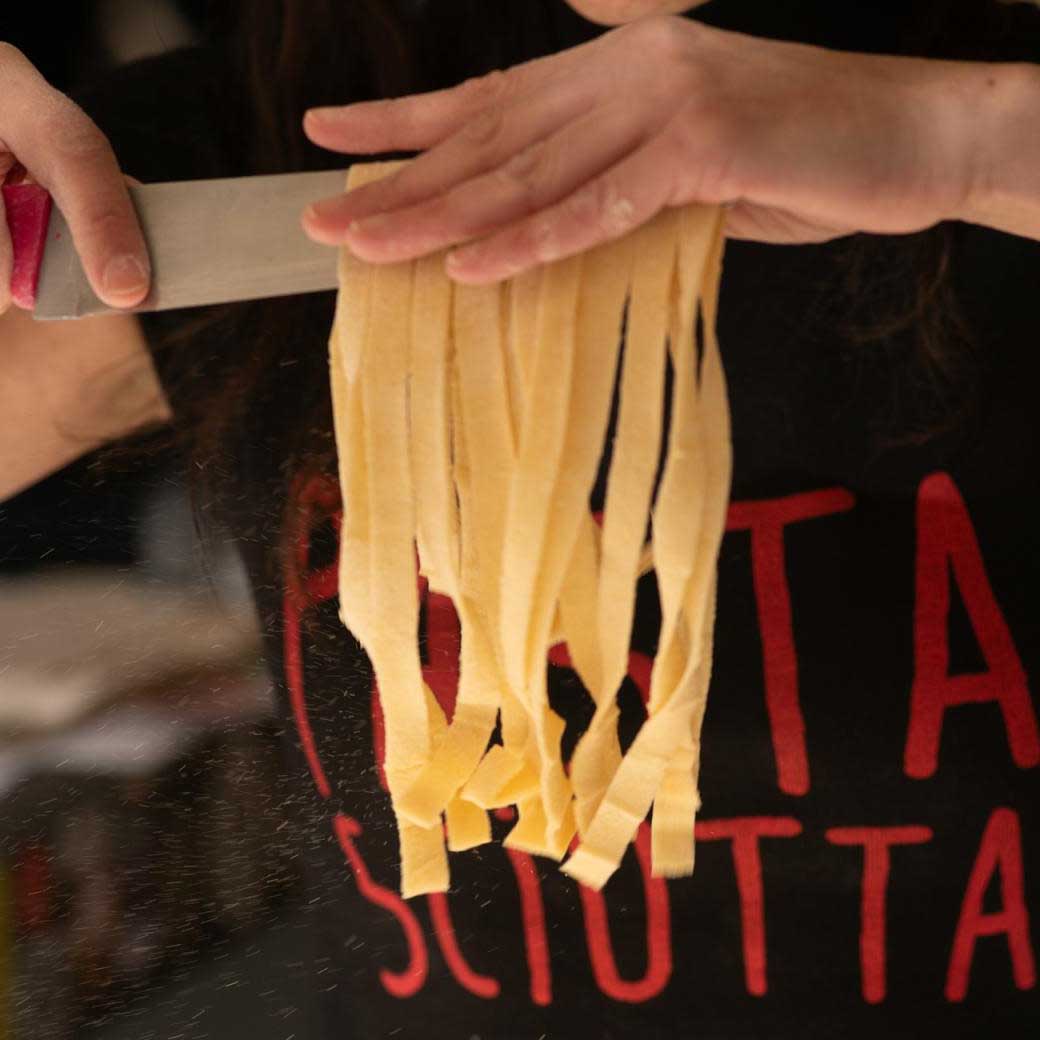 Zubereitung von frischer Pasta während der Performance Die antifaschistische Pastasciutta, die Küche und Theater rund um ein gemeinsames Essen verbindet.