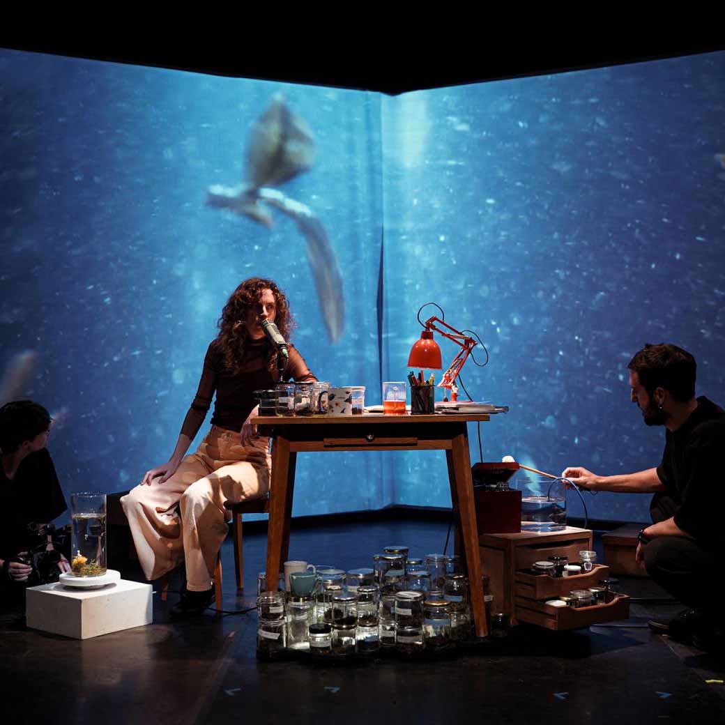 Szene aus Matcha Girl, die Theater, Küche und Kino verbindet, rund um eine immersive und sinnliche Teezeremonie.