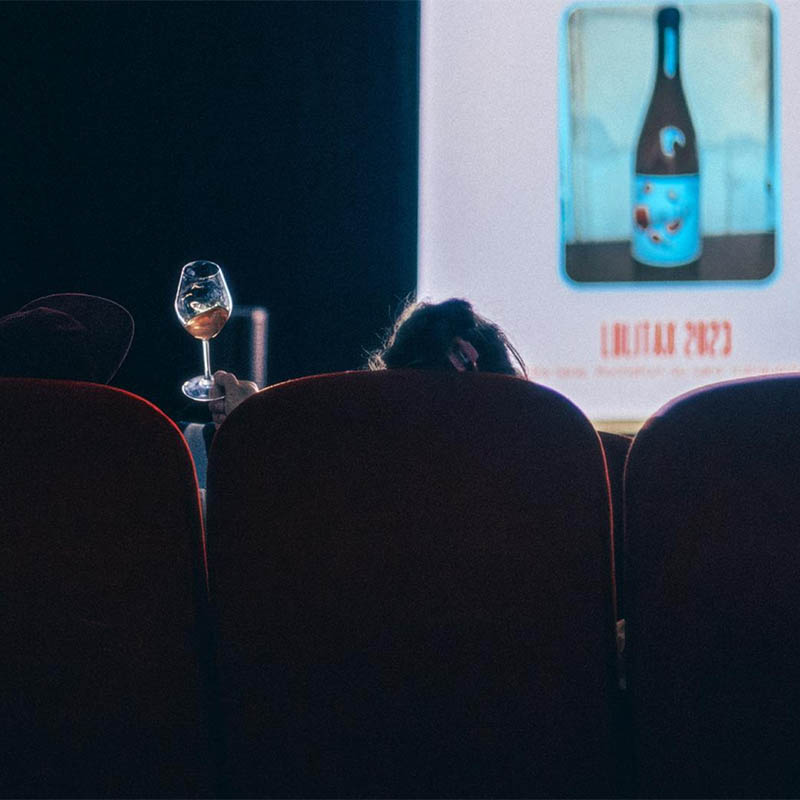 Filmvorführung mit anschließender Weinverkostung bei der Veranstaltung Kurzfilm-Momente, die Kino, Küche und Diskussion rund um Wein verbindet.