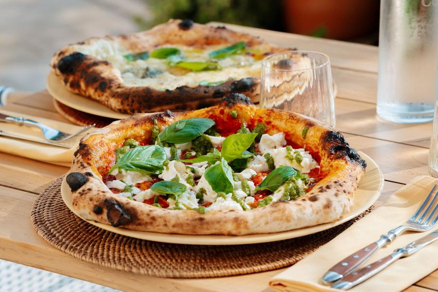 Neapolitanische Pizza aus dem Holzofen mit Mozzarella und Basilikum im Restaurant Cipressa in Coquillade Provence
