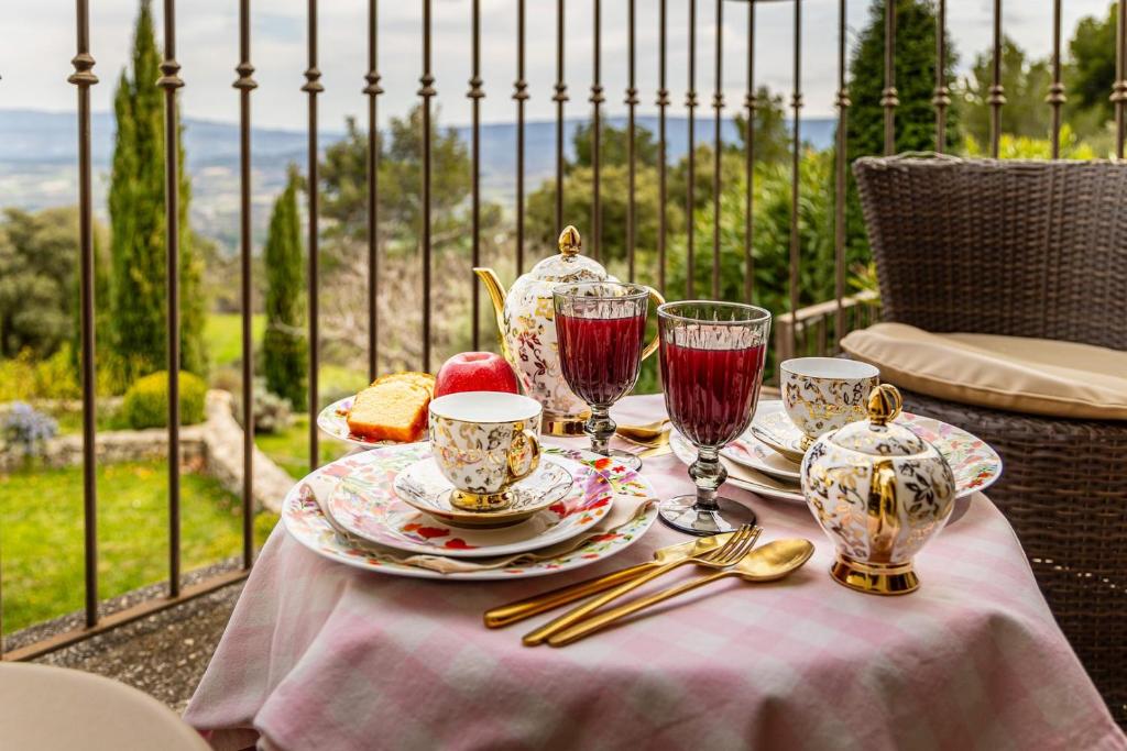 Gourmet Frühstück auf der Terrasse des Palais d’Aglaé mit Blick auf den Luberon