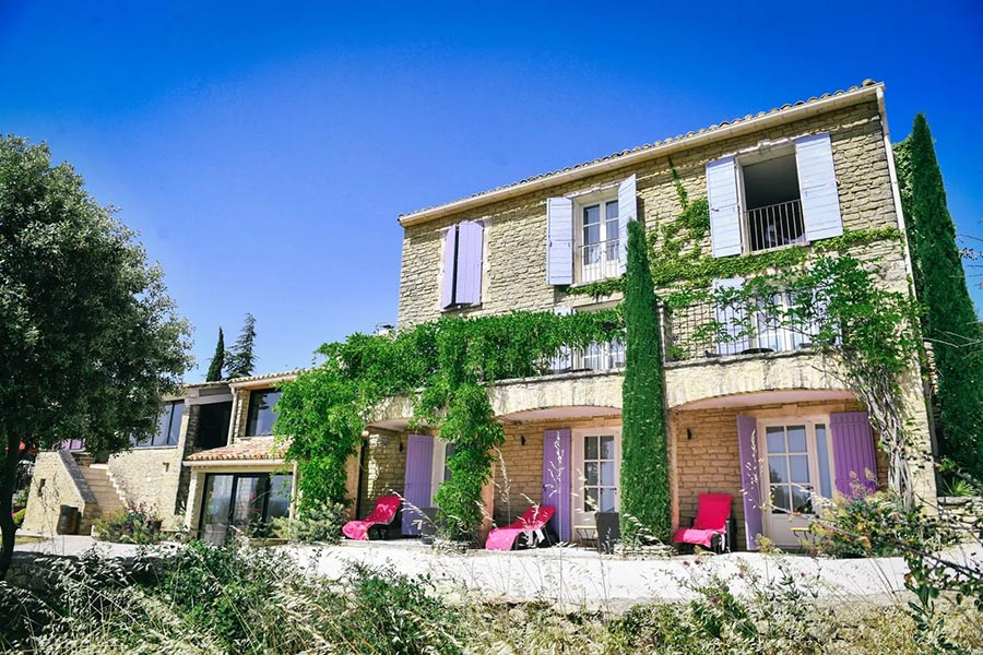 Steinfassade des Palais d’Aglaé, 4 Sterne Hotel nahe Gordes