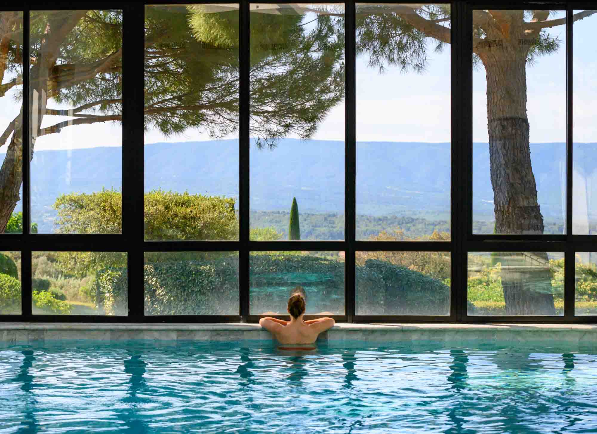 Beheizter Innenpool des Spa La Maison d’Ennea in Gordes mit Blick auf die Landschaften des Luberon