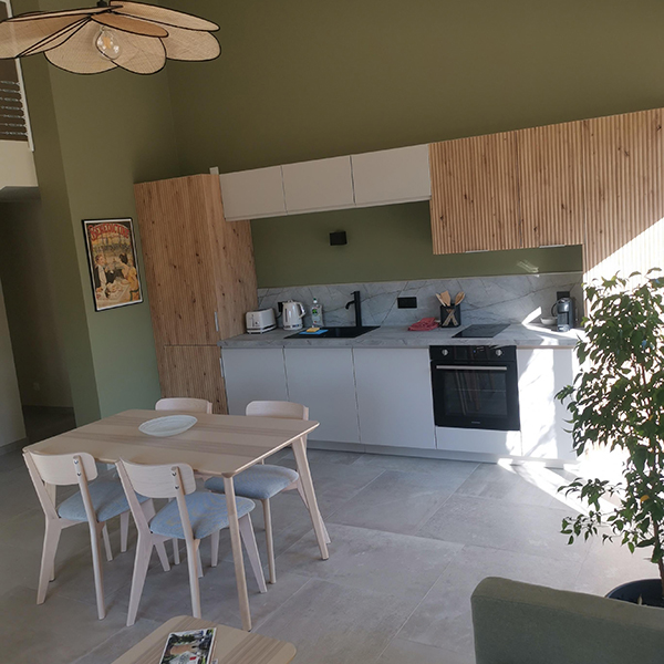 Wohnbereich mit voll ausgestatteter Küche und Essplatz in der Ferienunterkunft Mas d’Anaé im Luberon