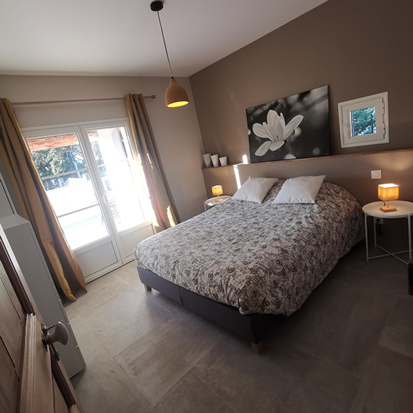 Helles Doppelzimmer mit bequemem Bett im Mas d’Anaé, einer Ferienunterkunft im Luberon