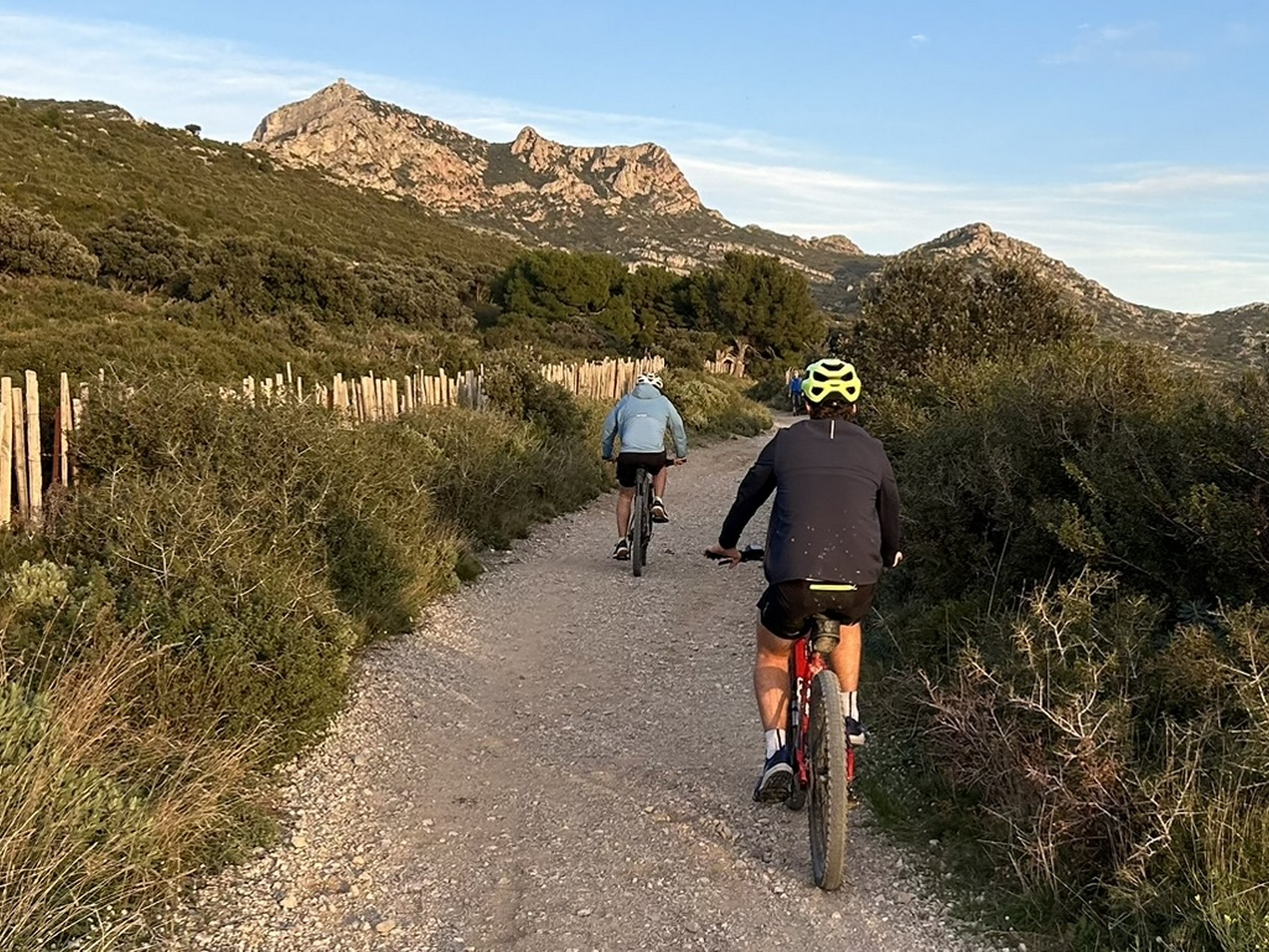 Radtour mit Unusual Ride auf einer ruhigen provenzalischen Straße, im Herzen der Landschaften des Luberon