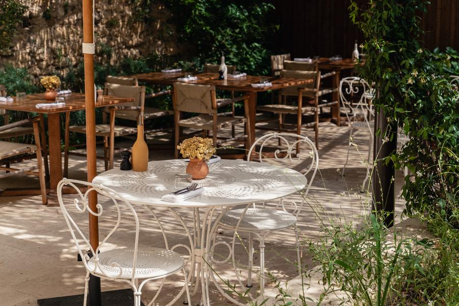 Schattige Terrasse des Restaurants Bacheto in Lourmarin
