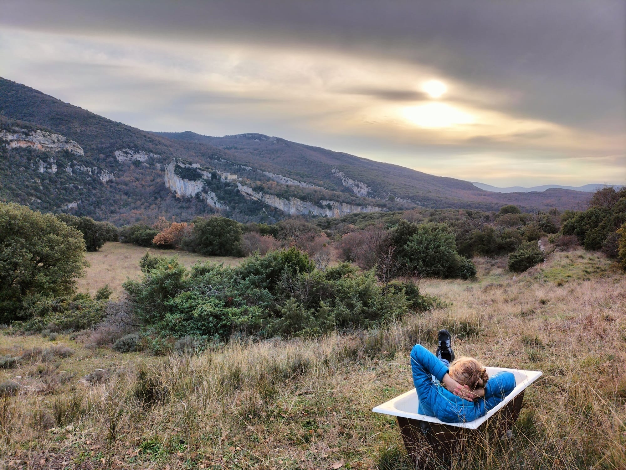 Naturwanderung im Luberon, entspannender Moment mit Blick auf die Landschaften des Regionalen Naturparks