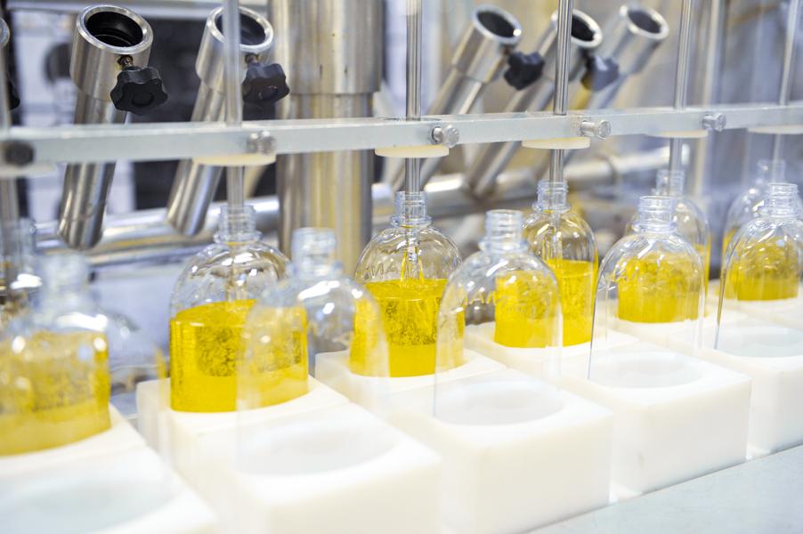 L'Occitane en Provence Produktionsstätte mit einem Abfüllprozess für kosmetische Pflegeprodukte.