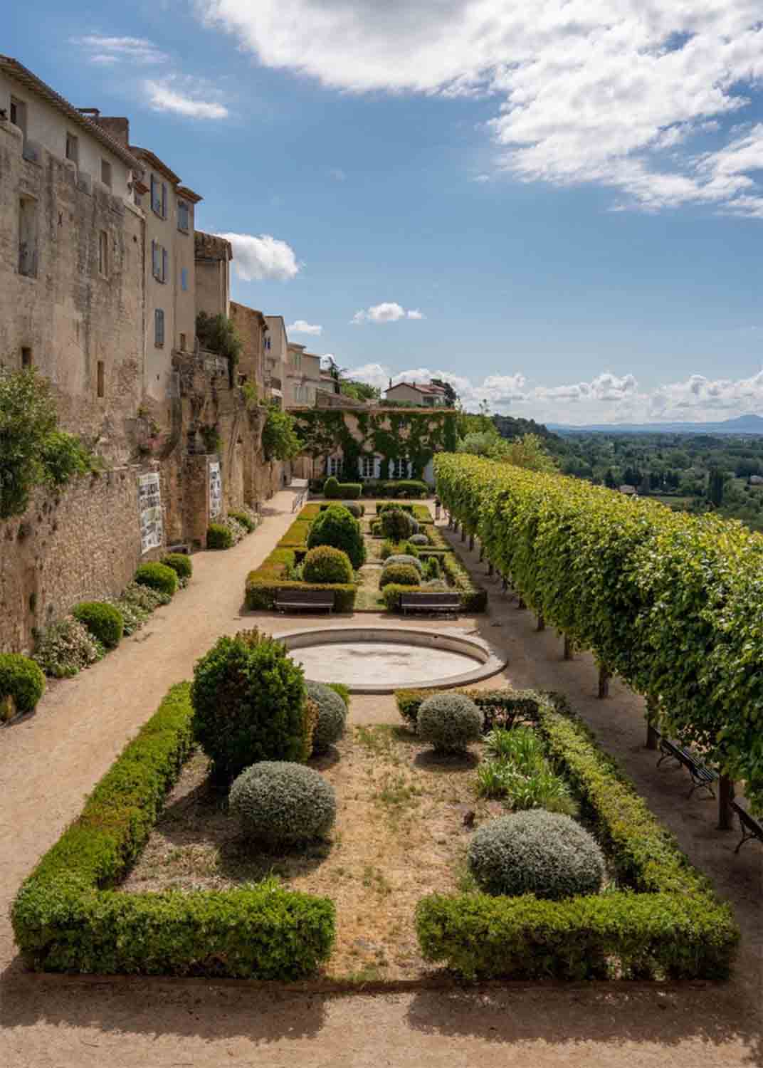 Terrassen des Schlosses von Lauris mit Blick über das Durance-Tal