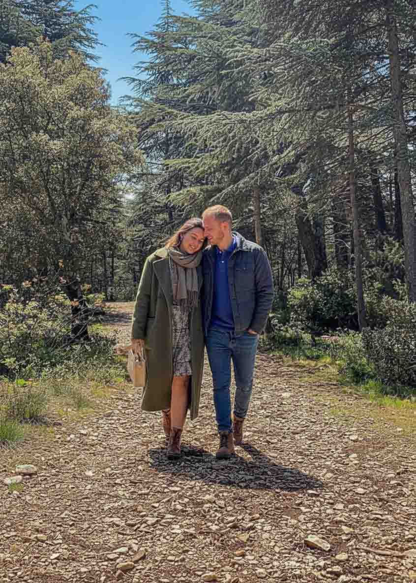 Paar bei einem Spaziergang im Zedernwald von Cabrières d’Avignon