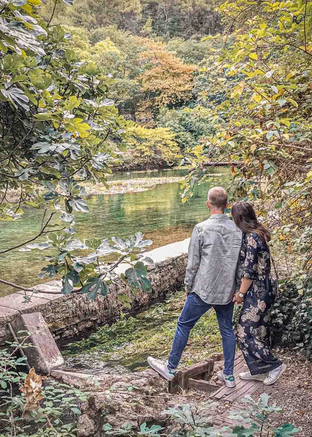 Paar bei einem Spaziergang entlang der Sorgue in den Gärten Petrarcas in Fontaine de Vaucluse