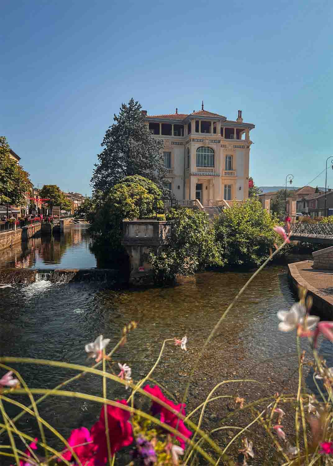Kanal und Wasserrad in L’Isle-sur-la-Sorgue