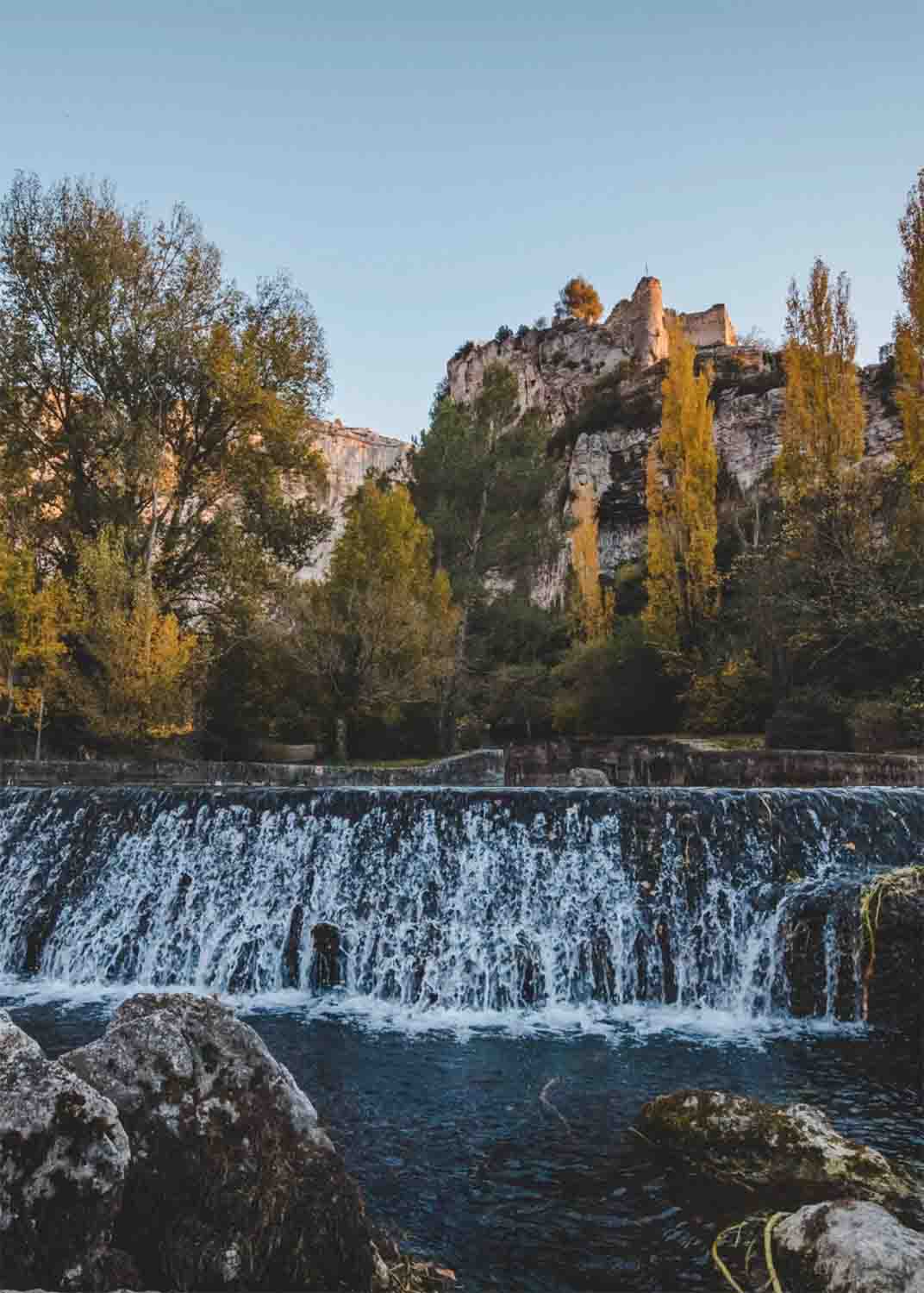Blick auf Fontaine de Vaucluse, die Sorgue und die Felsen von den Gärten Petrarcas