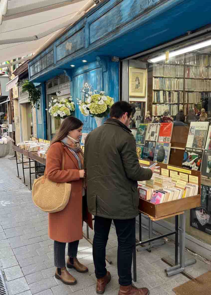 Paar entdeckt die Gassen und Antiquitätengeschäfte von L’Isle-sur-la-Sorgue