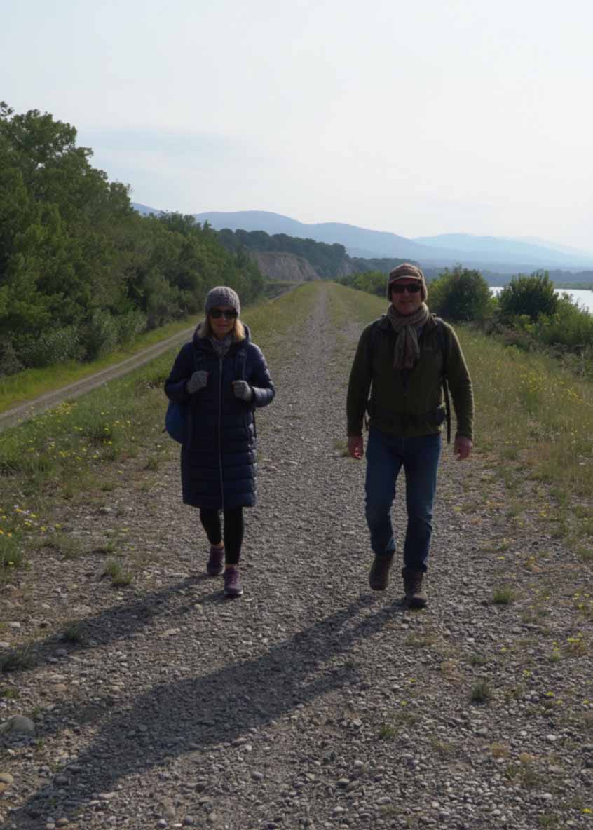 Paar bei einem Spaziergang entlang der Durance in Mérindol