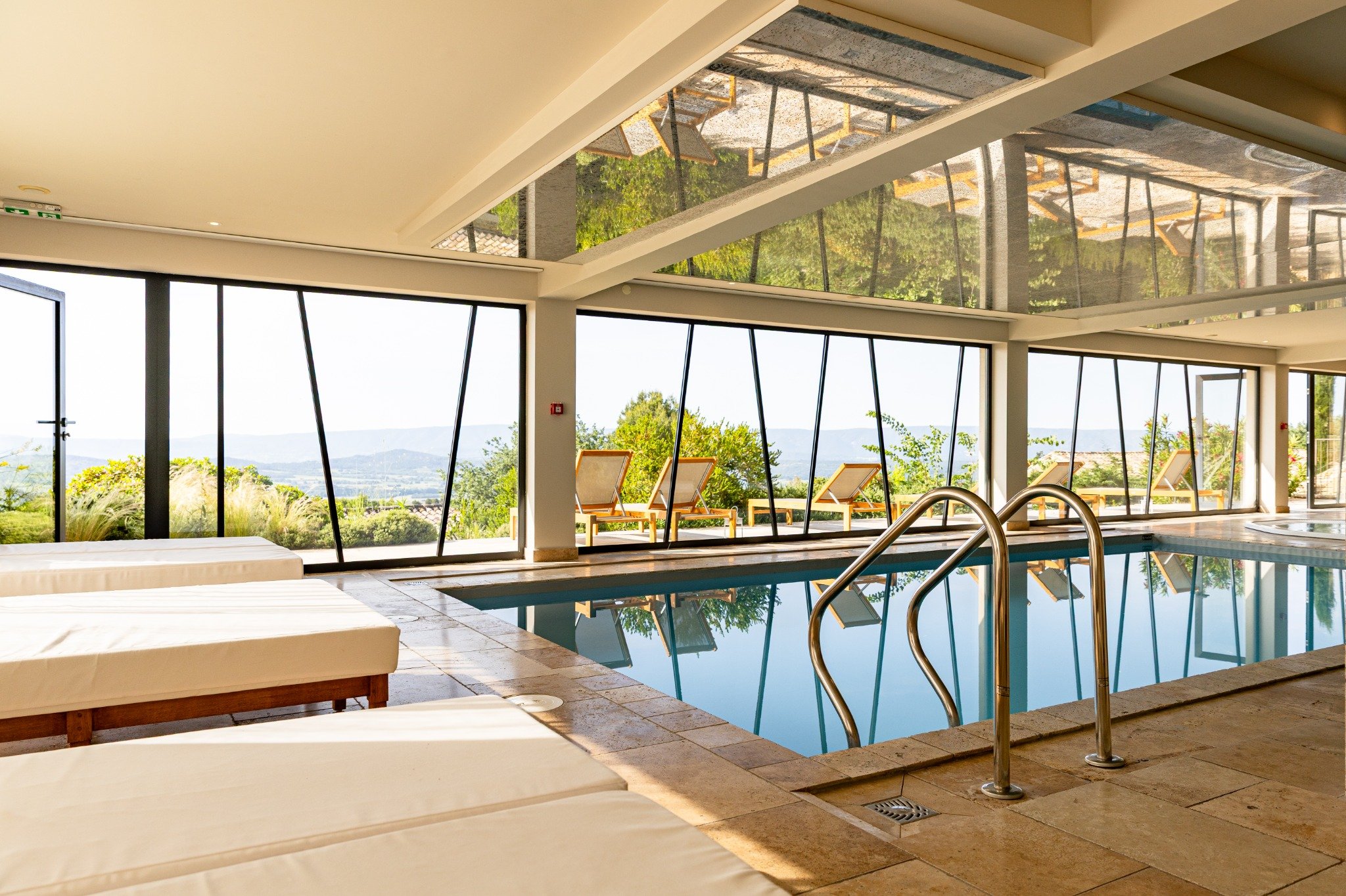 Innenpool des Spa im Mas des Herbes Blanches mit Blick auf die Landschaft des Luberon