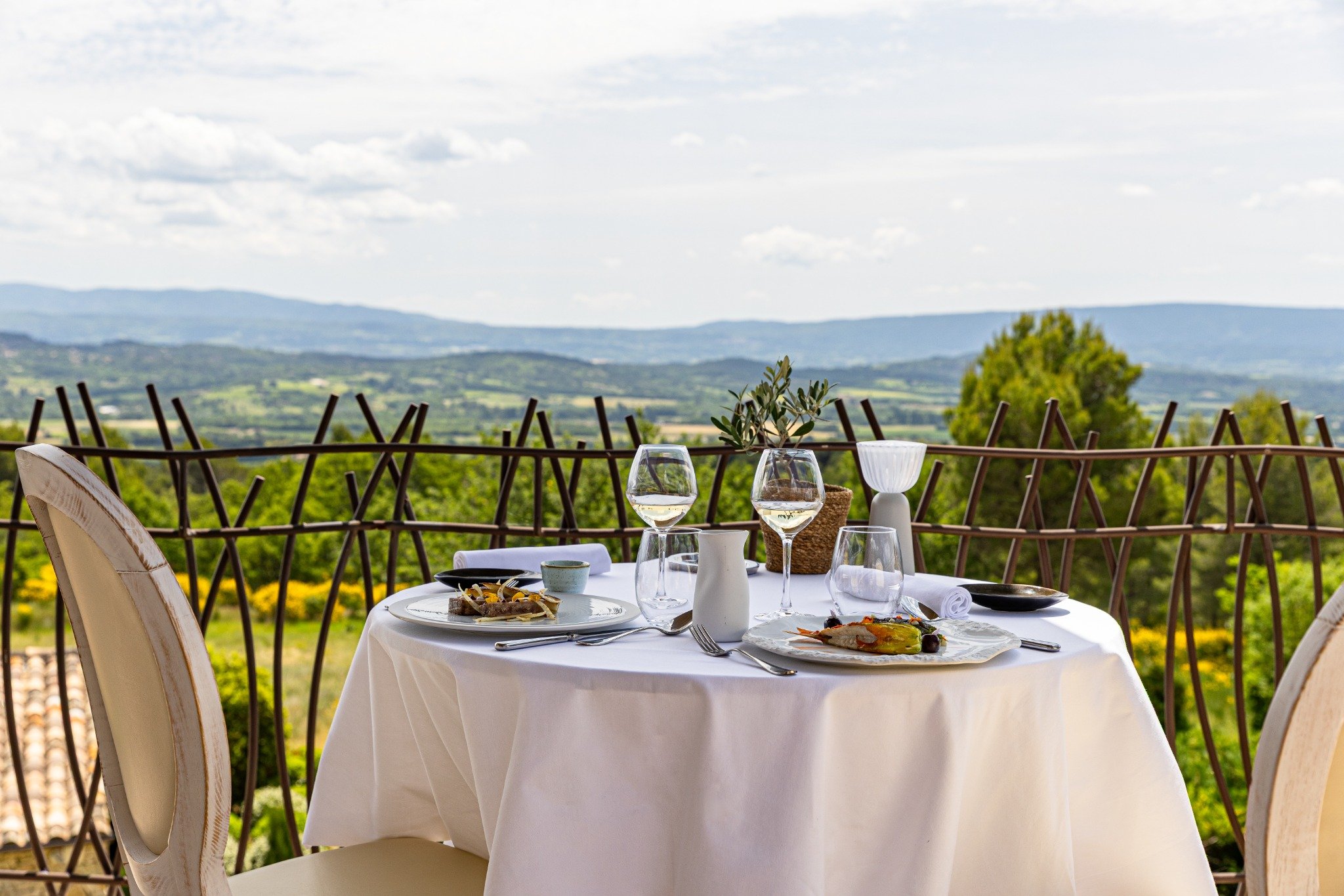 Le Bistrot du Mas und La Table du Mas, zwei kulinarische Konzepte im Mas des Herbes Blanches Gedeckter Tisch im Mas des Herbes Blanches in Joucas für Mittag- oder Abendessen mit Blick auf den Luberon