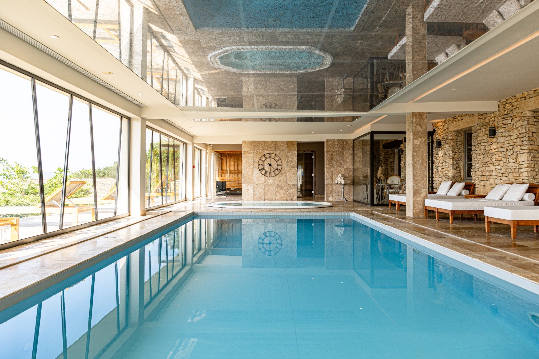 Wellnessbereich und Innenpool im Mas des Herbes Blanches Innenpool und Wellnessbereich im Mas des Herbes Blanches in Joucas