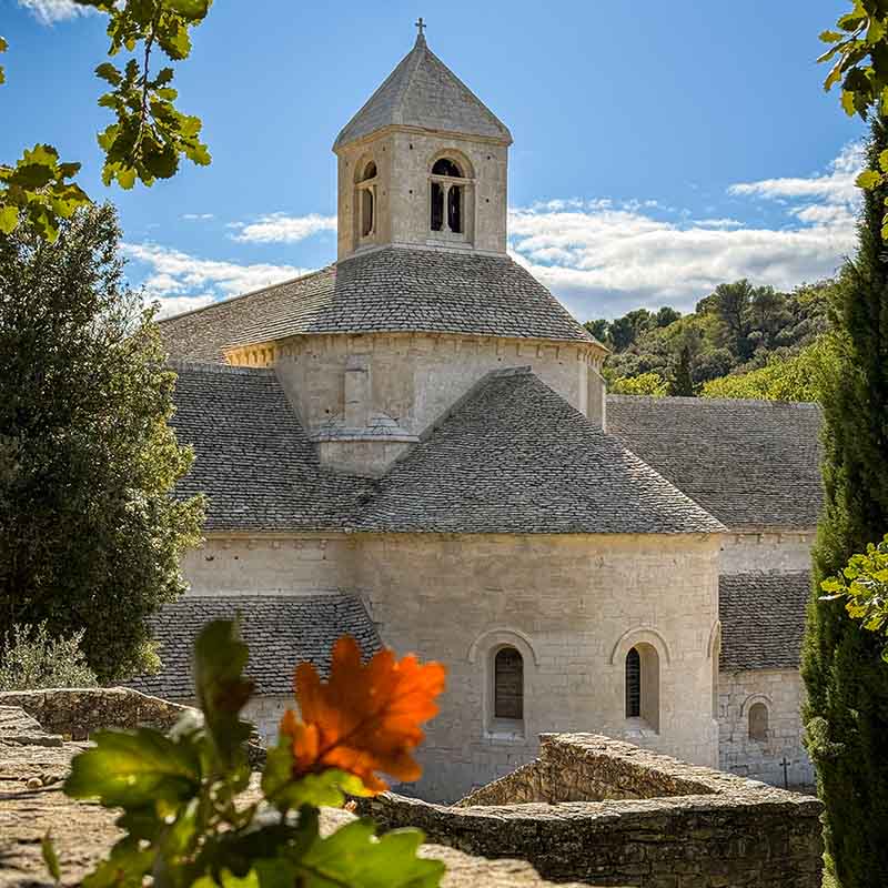 Abtei Sénanque bei Gordes, romanisch-zisterziensische Architektur, die die klösterliche Organisation des 12. Jahrhunderts widerspiegelt