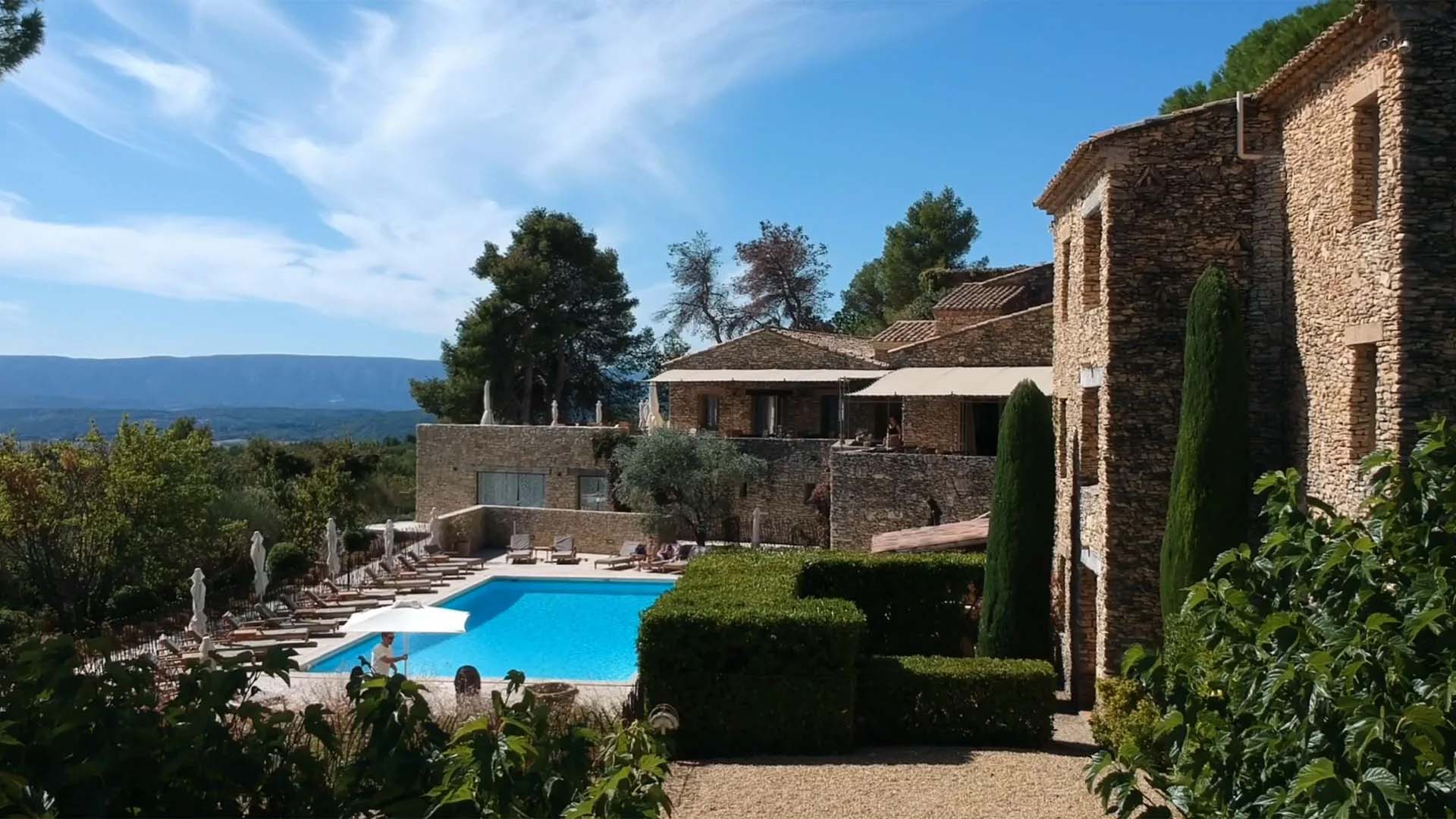 Mas des Herbes Blanches in Joucas, 5-Sterne-Hotel mit Pool und Panoramablick auf den Luberon Hotel Mas des Herbes Blanches in Joucas mit Außenpool und Blick auf das Luberon-Tal