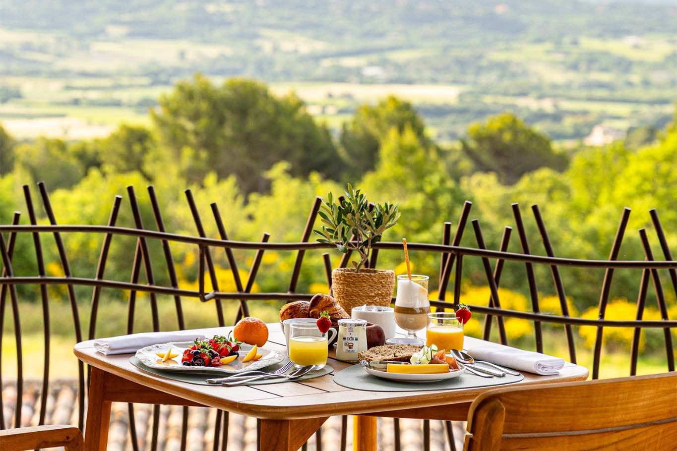 Frühstück mit Blick auf den Luberon im Mas des Herbes Blanches Frühstück mit Blick auf das Luberon-Tal im Mas des Herbes Blanches in Joucas