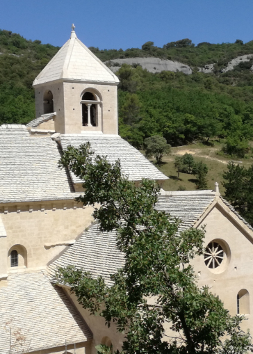 Abteikirche der Abtei Sénanque, zisterziensische romanische Architektur, die das Kloster überragt