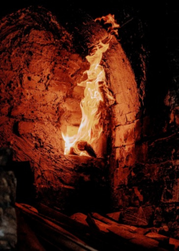 Mittelalterlicher Kamin des Wärmeraums der Abtei Sénanque, der einzige beheizte Raum, den die Mönche im Winter nutzten