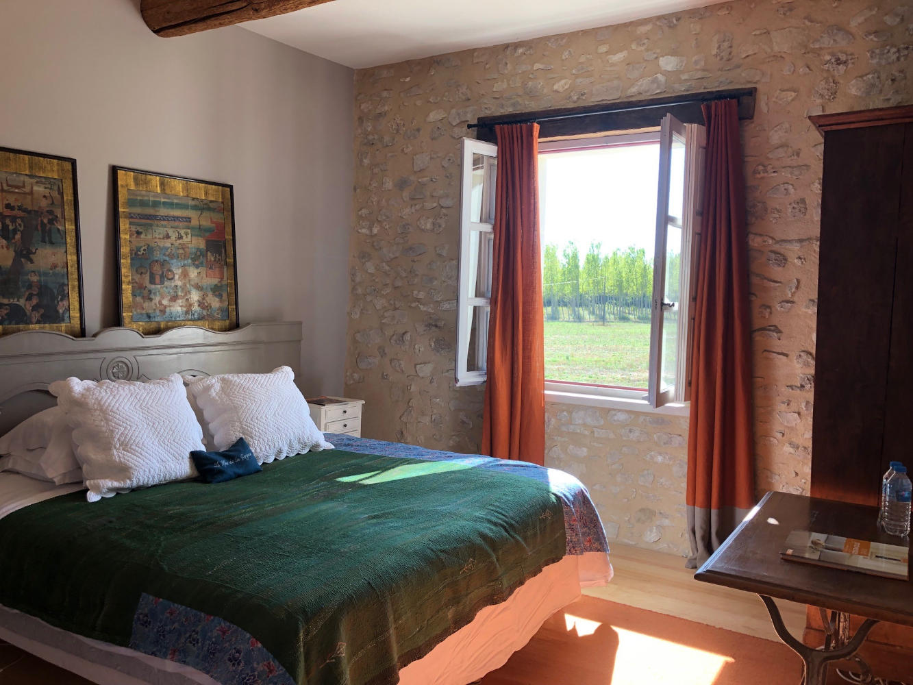 Gästezimmer Occitane im Mas de la Sorgue, eleganter Rückzugsort mit Gartenblick für einen Aufenthalt in der Provence