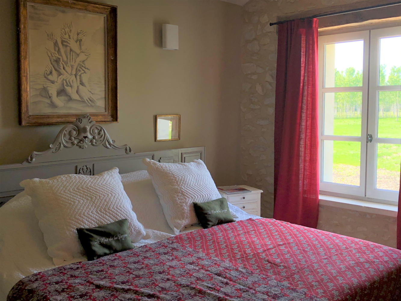 Gästezimmer Terra im Mas de la Sorgue, großzügiges Zimmer mit ebenerdiger Dusche und Gartenblick