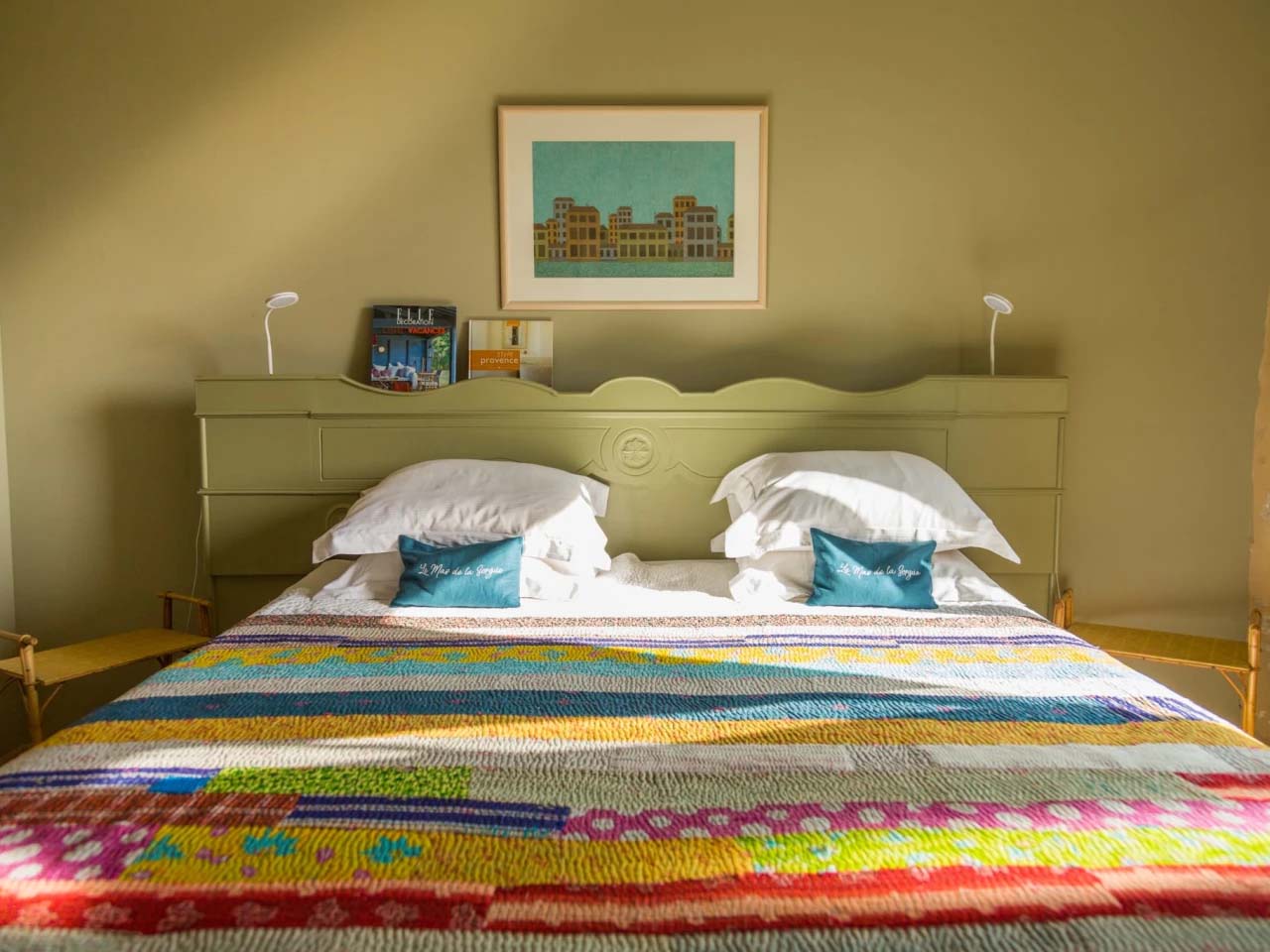 Gästezimmer Ocre im Mas de la Sorgue, warme Atmosphäre und Blick in die provenzalische Natur