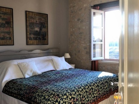 Helles Schlafzimmer im Mas de la Sorgue mit Blick auf die Landschaft der Provence