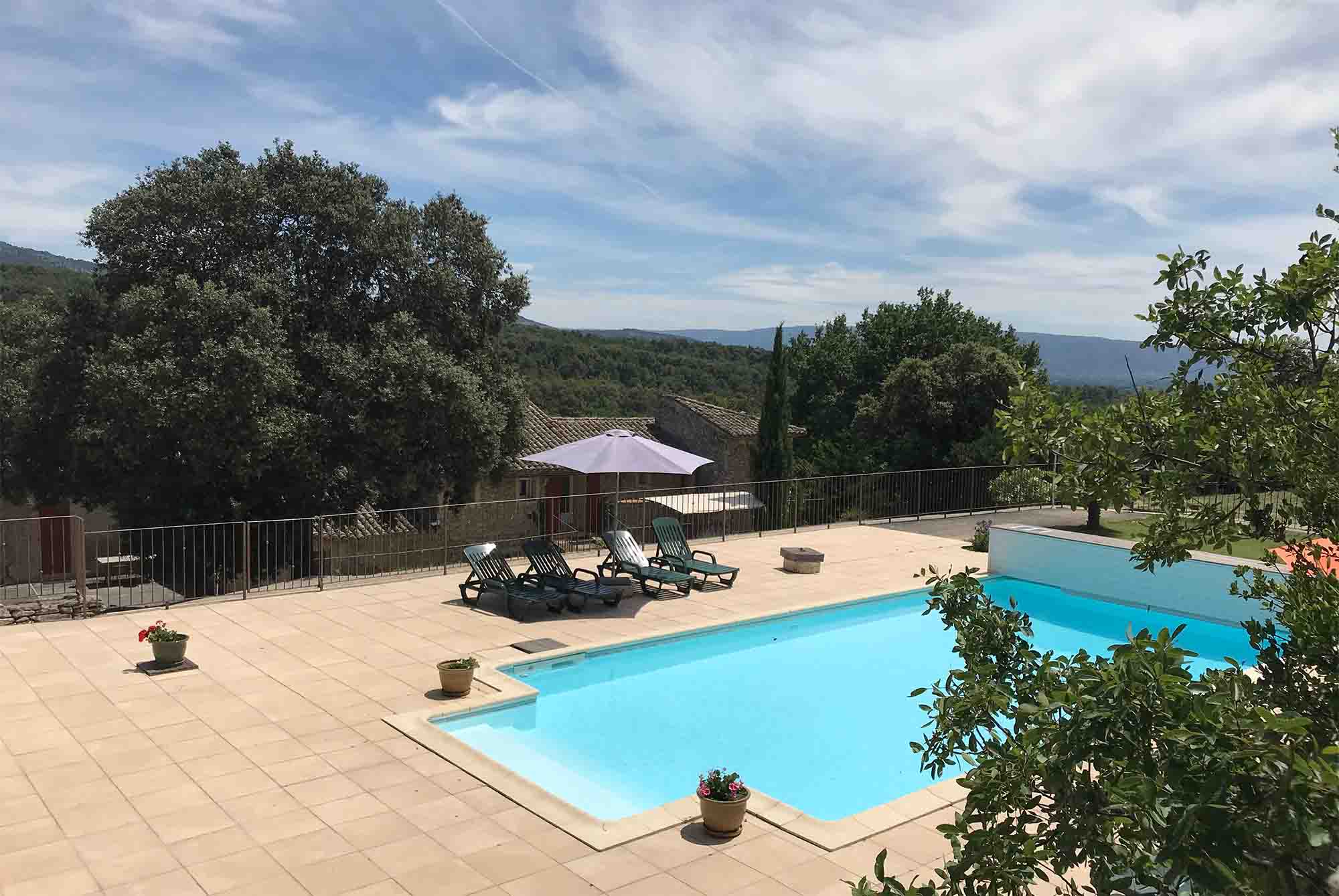 Beheizter Swimmingpool im Ferienhaus Lou Recati mit Panoramablick auf den Luberon
