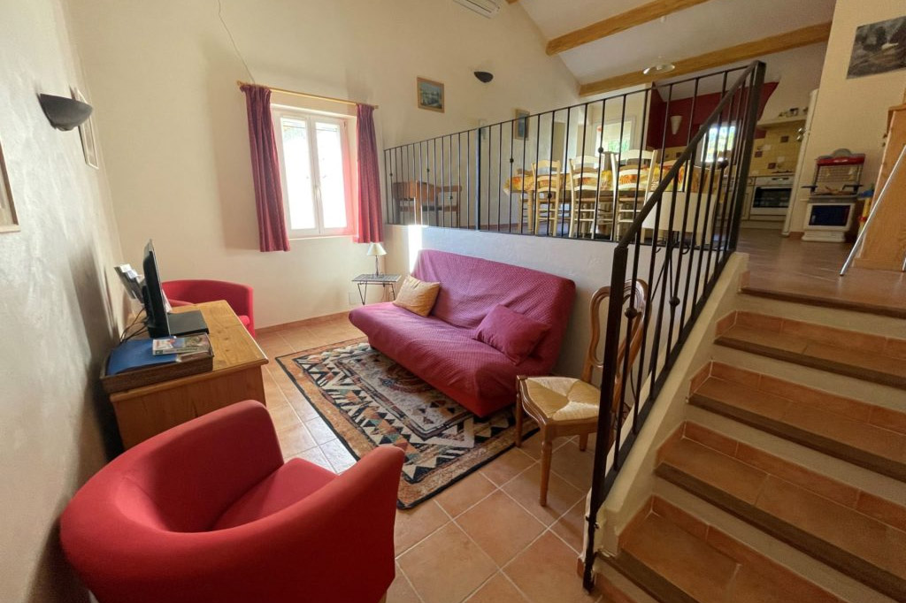 Helles Wohnzimmer und voll ausgestattete Küche im Ferienhaus Lou Recati in der Provence