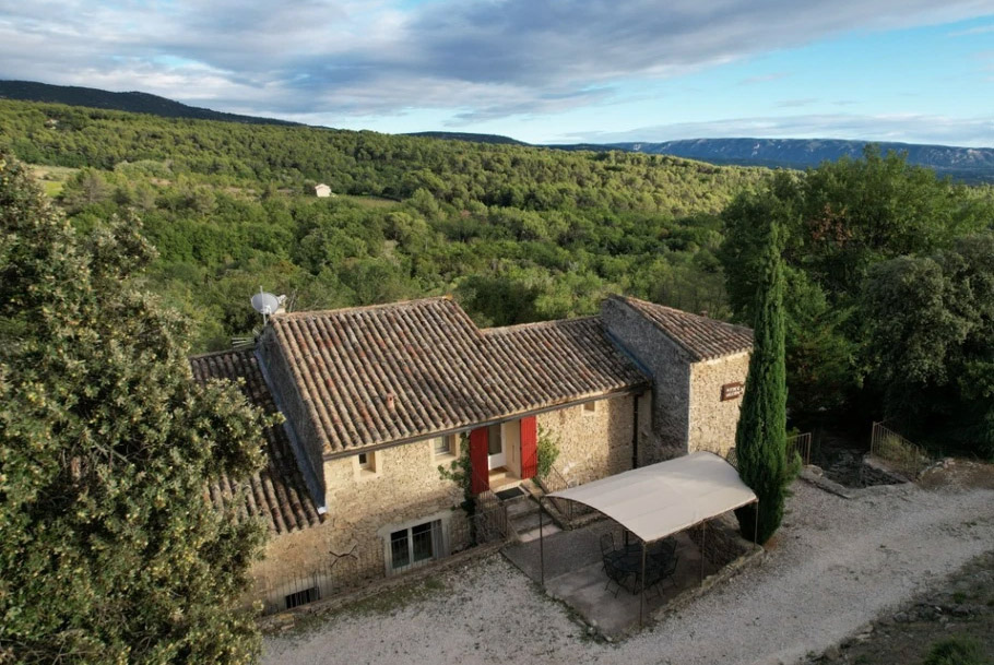 Provenzalisches Landhaus des Ferienhauses Lou Recati in L’Isle-sur-la-Sorgue mit Blick auf den Luberon
