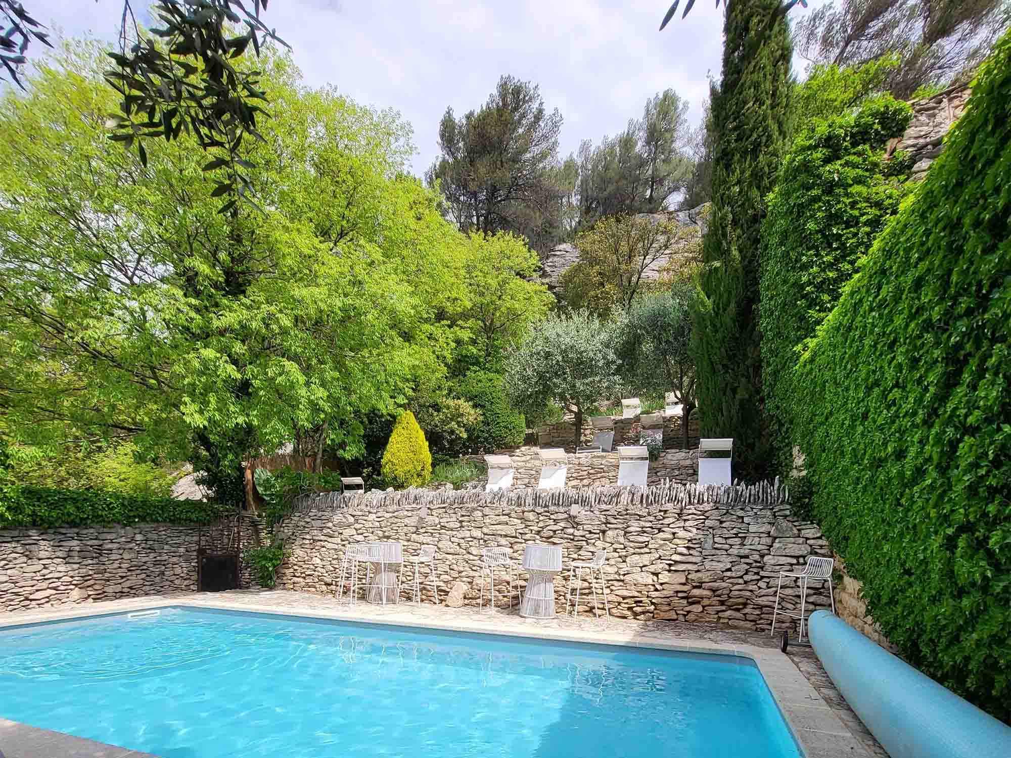 Beheizter Pool mit Natursteinmauern im Au Ralenti du Lierre in Les Beaumettes