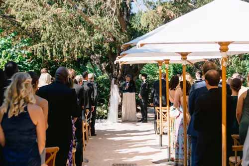 Hochzeitszeremonie im Freien im Garten des Le Galinier