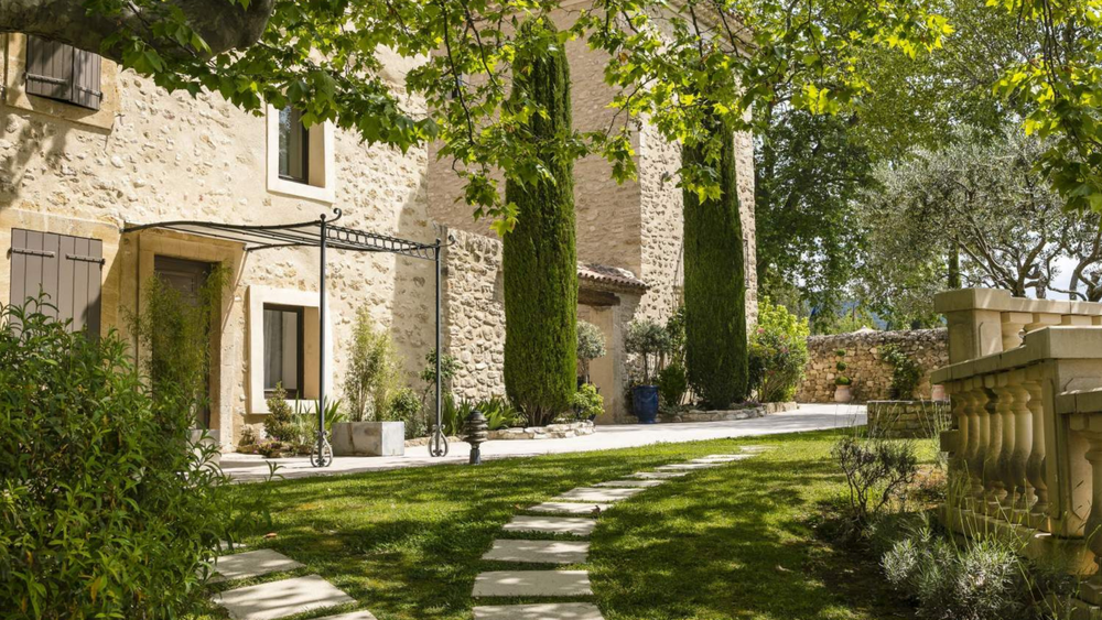 Eingang des Mas de Guilles in Lourmarin, charmantes Hotel aus Naturstein mit Zypressen und provenzalischem Garten im Luberon