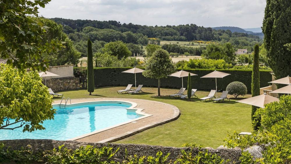 Pool und Garten des Mas de Guilles in Lourmarin mit Blick auf die Landschaft des Luberon