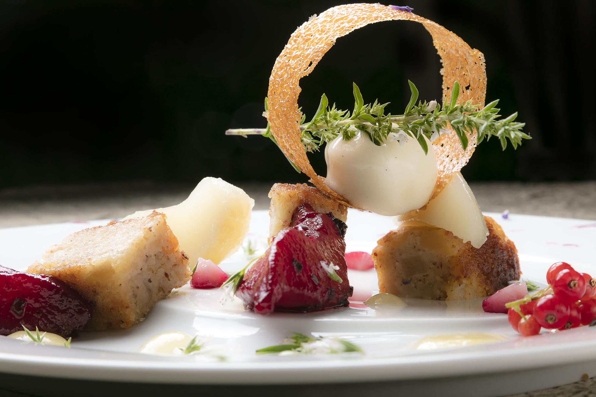 Gourmet-Dessert, serviert in einem charmanten 4-Sterne-Hotelrestaurant in Lourmarin im Luberon in der Provence